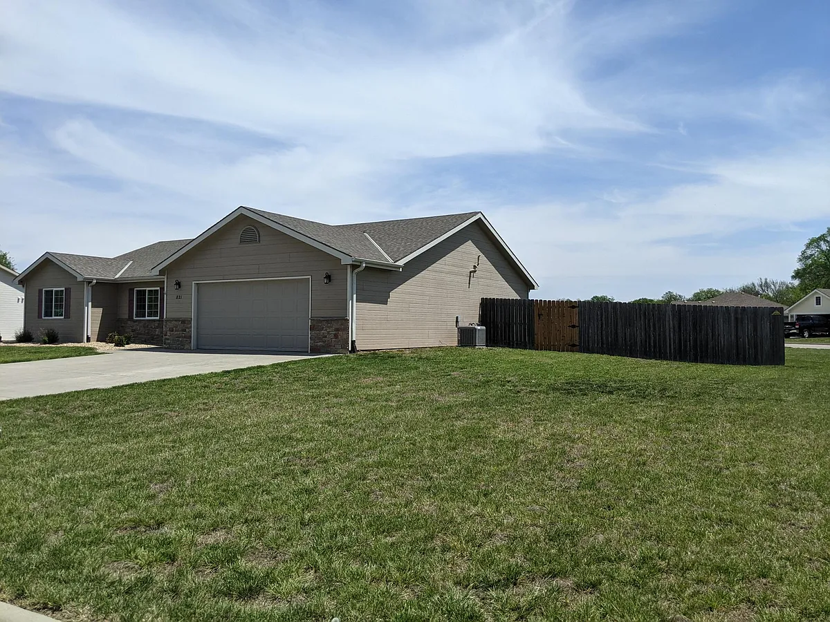 Building Photo - 821 Highland Ridge Dr