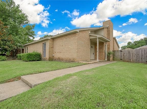 2nd image of 2810 Meadow Park Dr