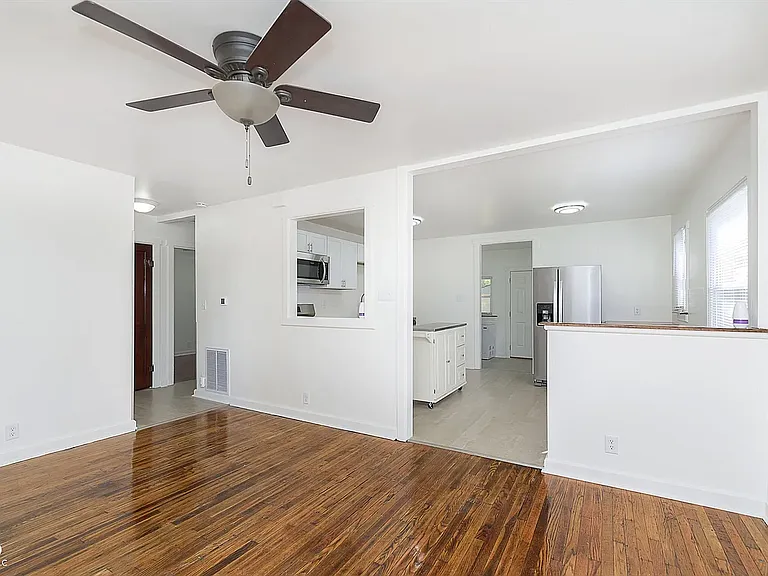 543 Leeds Ave — Photo 3