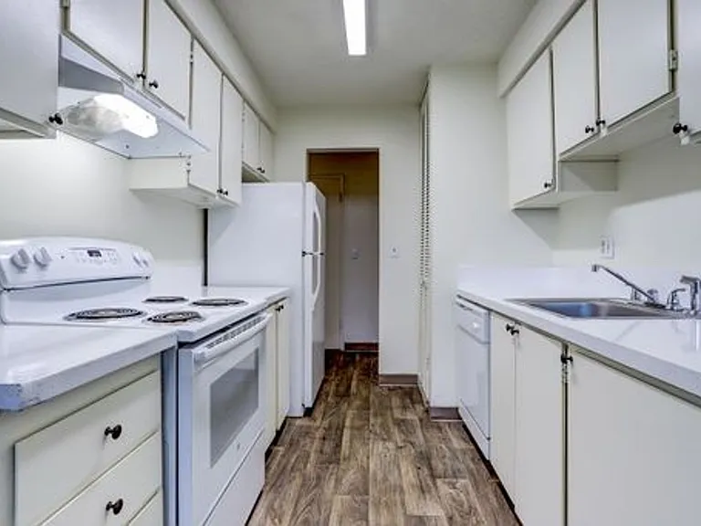 Awesome location near Salish Ponds City Park. — Photo 17