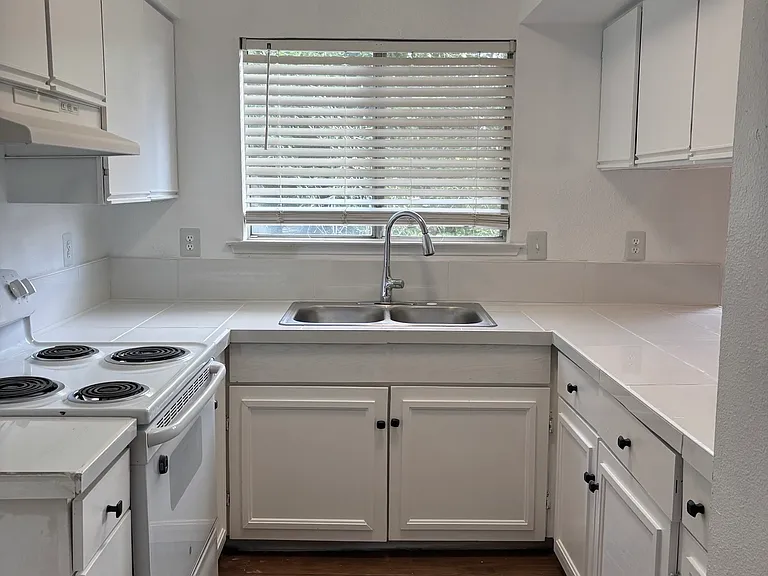 3314 W Shields Ave #201 — Photo 4