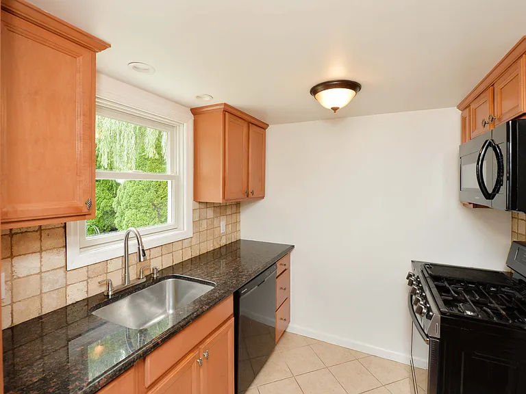 3-11 Lyons Ave — Photo 6