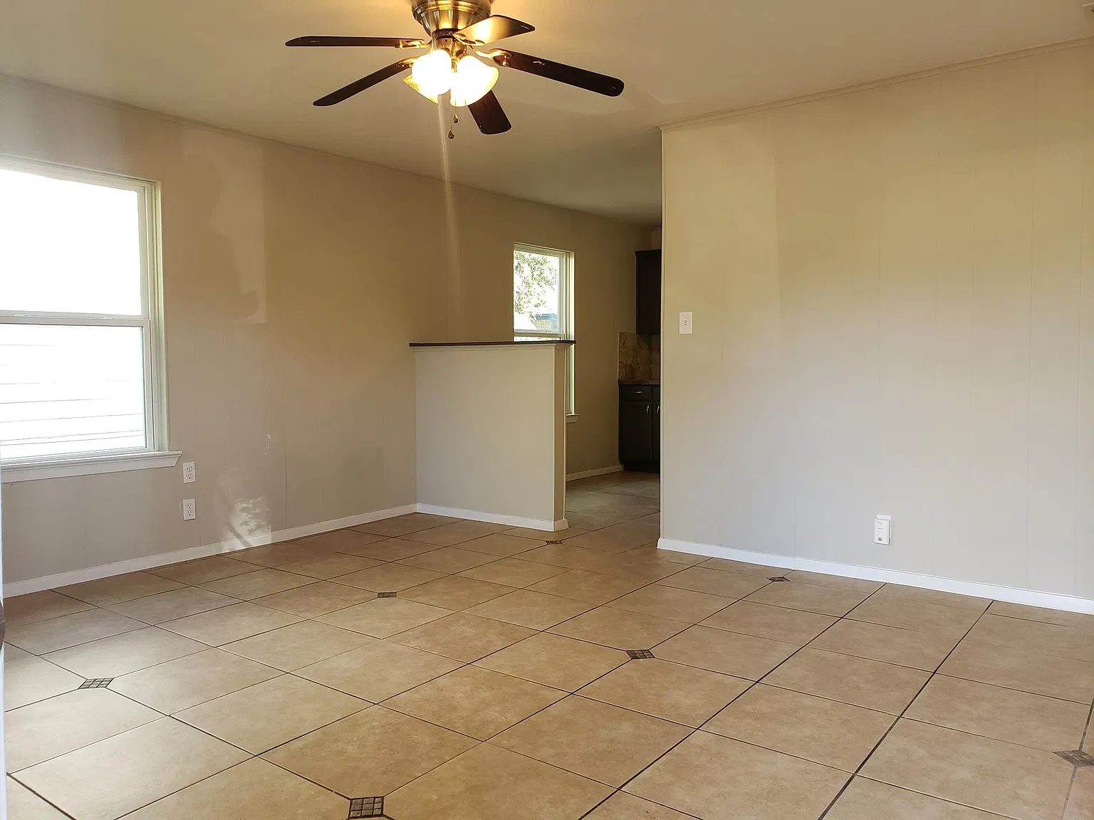 3 bed, 1055 sqft, $1,450 — Photo 2