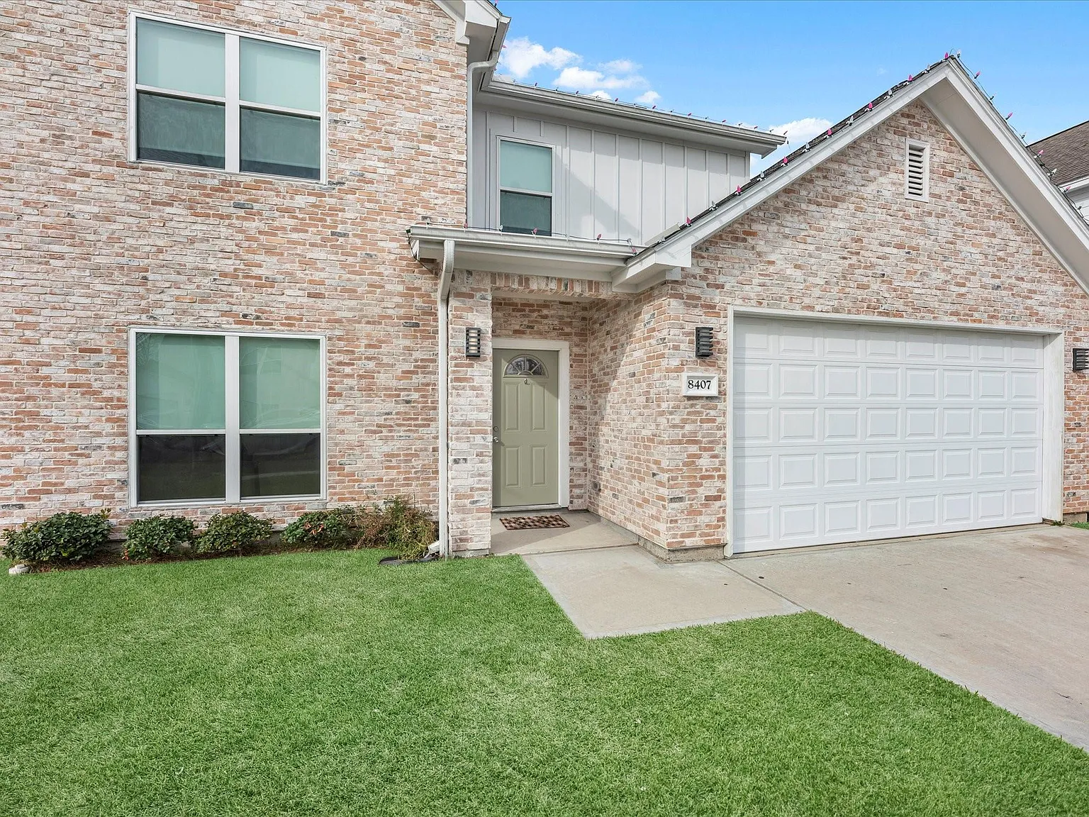 4 bed, 2.5 bath, 2082 sqft, $2,650 — Photo 2