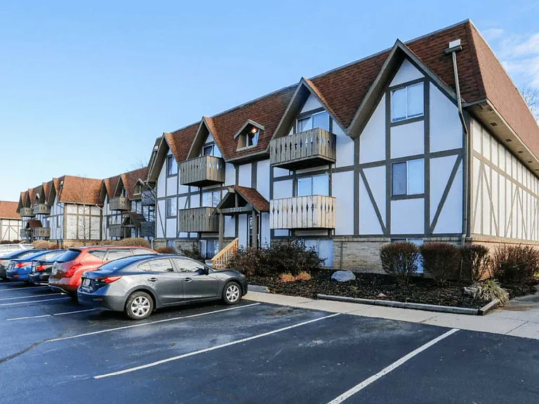 Camelot East Apartments — Photo 25