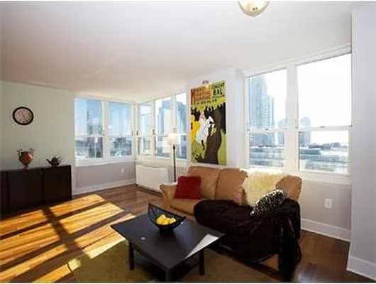 Sold by Nestseekers | media 12