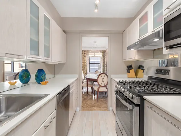 220 East 67th Street image 5 of 12