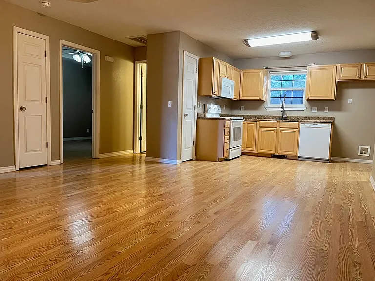 2050 N Washington Ave — Photo 4
