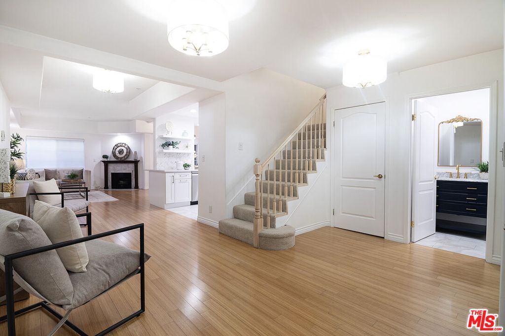 1537 S Wooster St APT 105, Los Angeles, CA - View 2