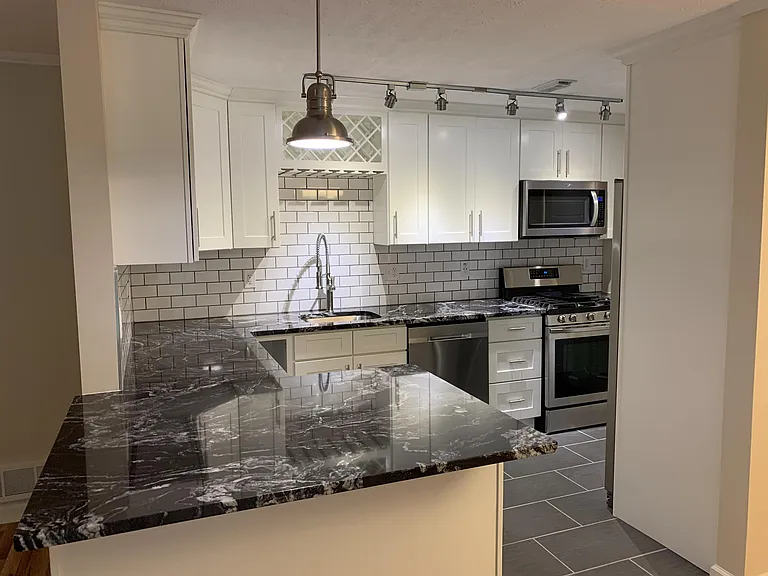 7250-7272 Beacon Hill Dr — Photo 2
