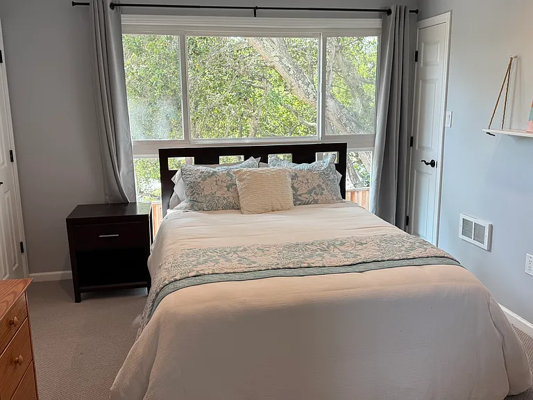 Queen bedroom with a closet