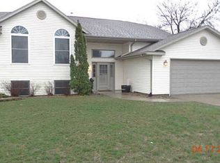 1235 Lyndhurst Dr, Hiawatha, IA 52233