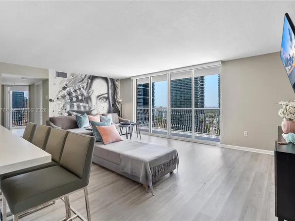 1200 Brickell Bay Dr APT 2423, Miami, FL 33131
