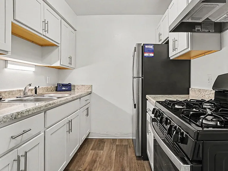 Fairlane Apartments — Photo 11
