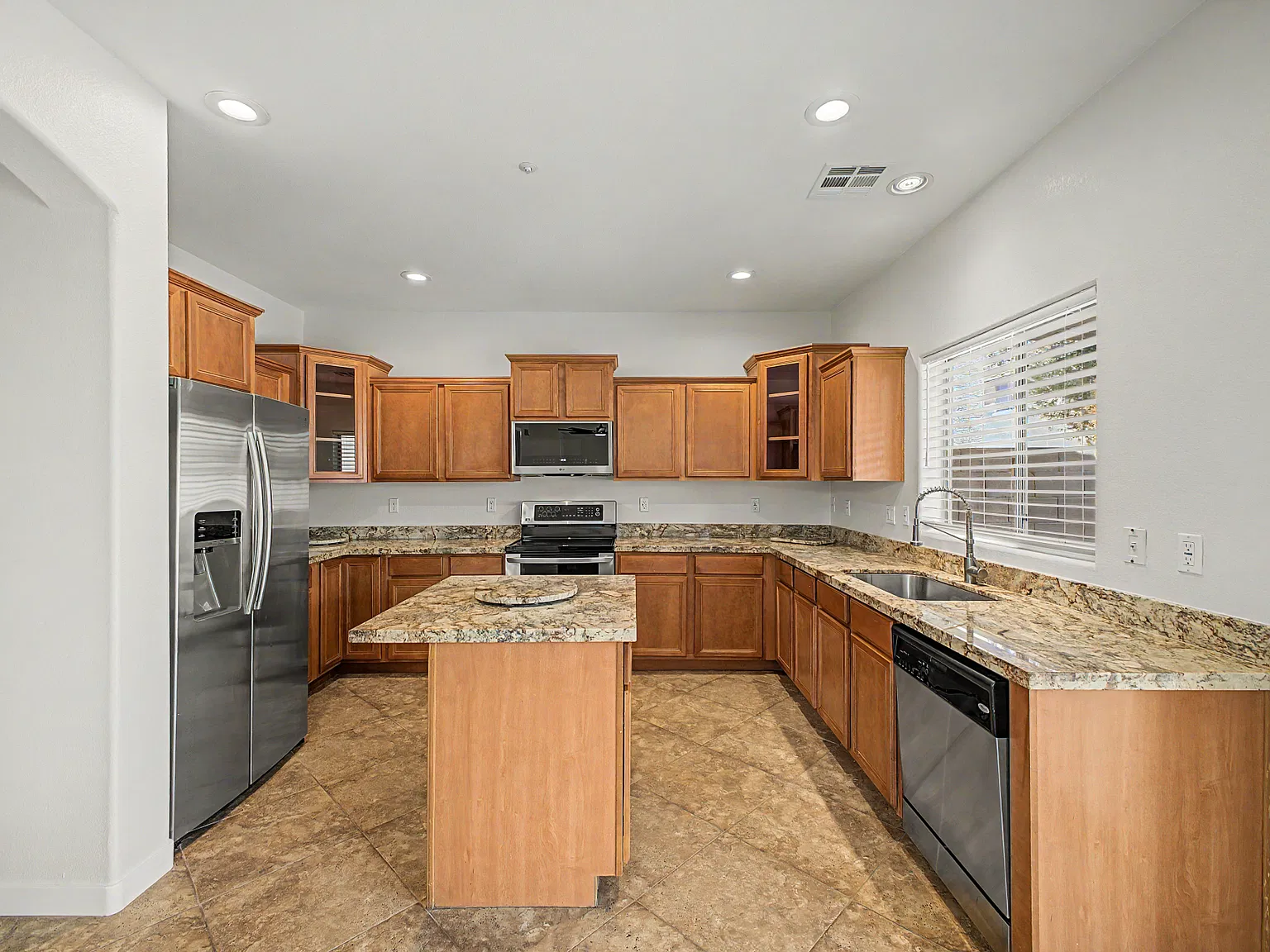 4 bed, 1893 sqft, $2,800 — Photo 4