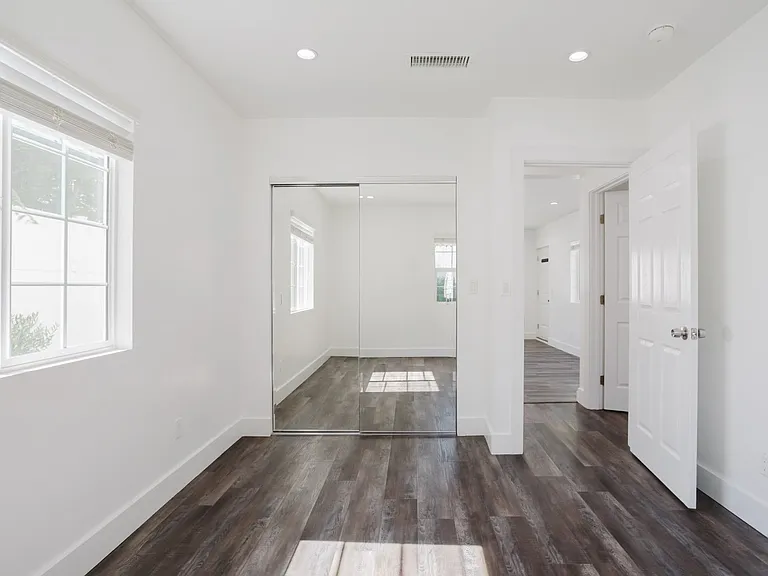 13521 Hamlin St — Photo 16