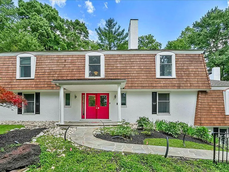 482 Gypsy Ln — Photo 3