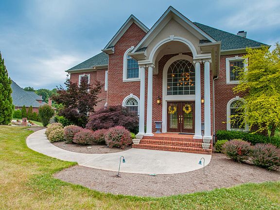 2nd image of 1403 Lismore Ln