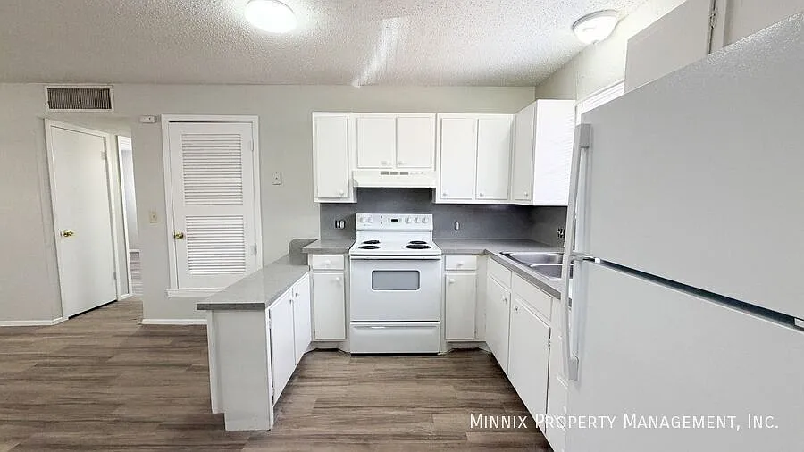 2 bed, 1.0 bath, 896 sqft, $895 — Photo 2