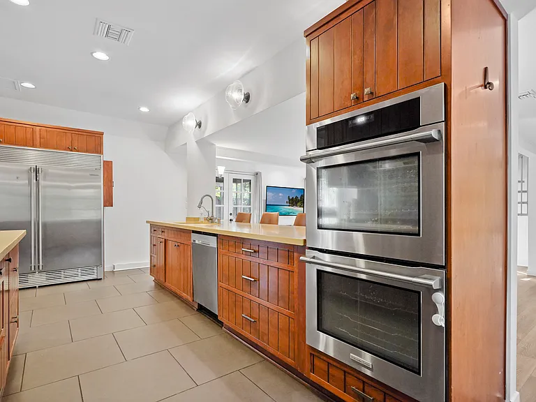 23057 Sylvan St — Photo 7