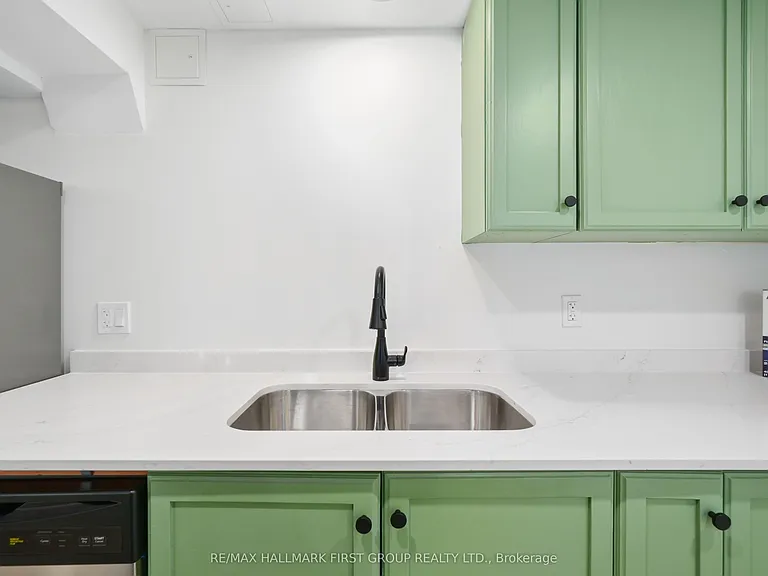 660 Mackechnie Cres #LOWER — Photo 24