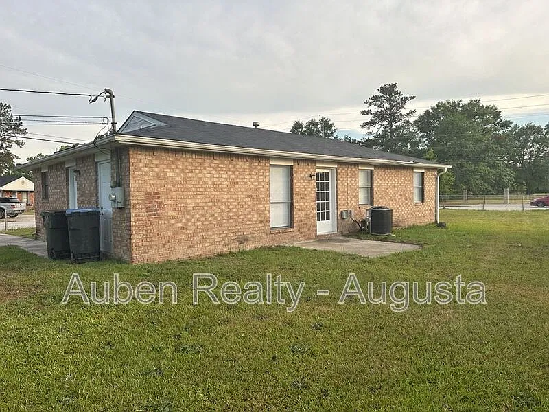 3 bed, 2.0 bath, 1183 sqft, $1,295 — Photo 2