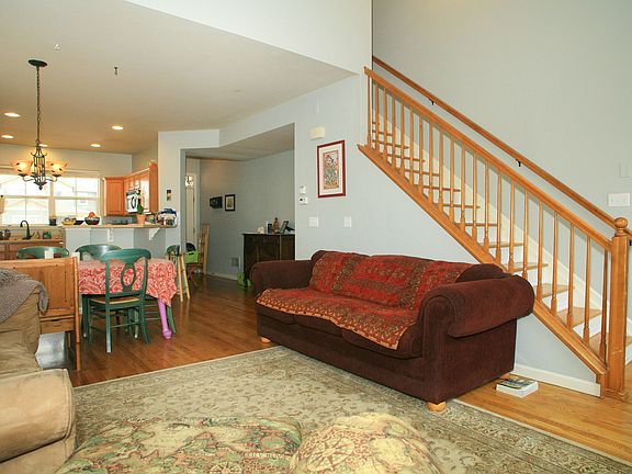 4th image of 367 Greenhorn Ave