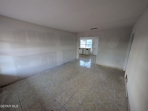 4th image of 5633 Calgary Ave