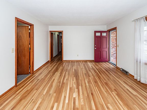 3rd image of 1774 N Mayflower Dr