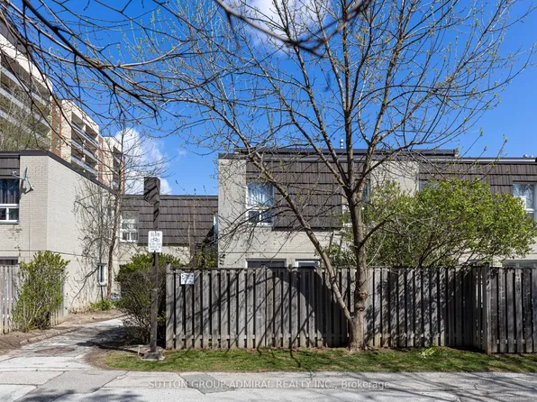 21 Four Winds Dr #11, Toronto, ON M3J 1K7