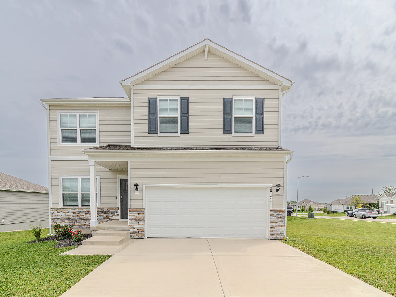 4 bed, 3.5 bath, 2553 sqft, $2,900 — Photo 1