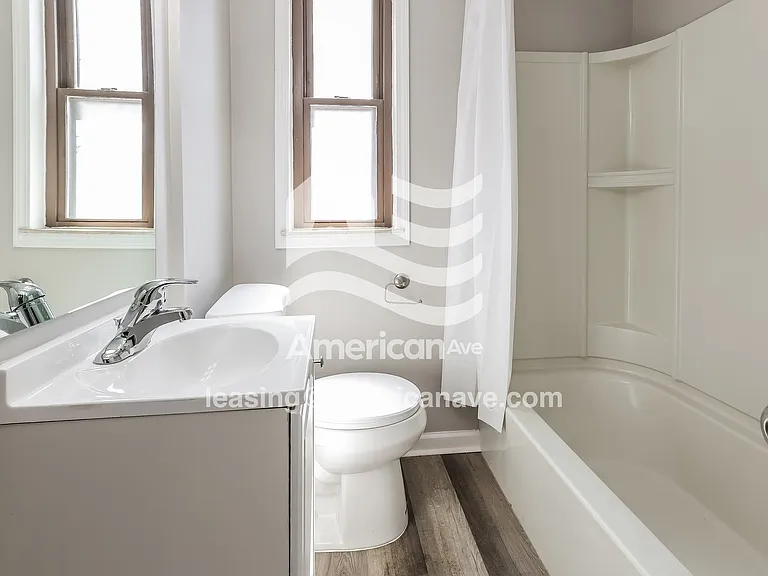 1482147_011_main_bathroom_13701448.jpg