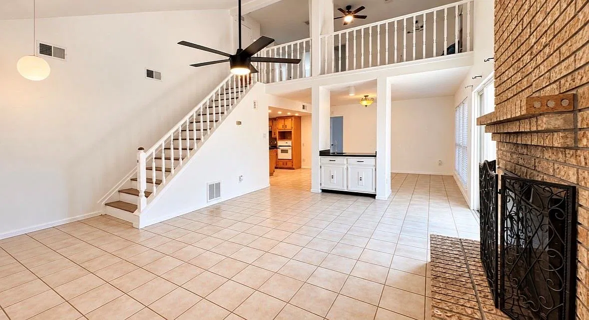 3 bed, 2.5 bath, 2051 sqft, $2,200 — Photo 2