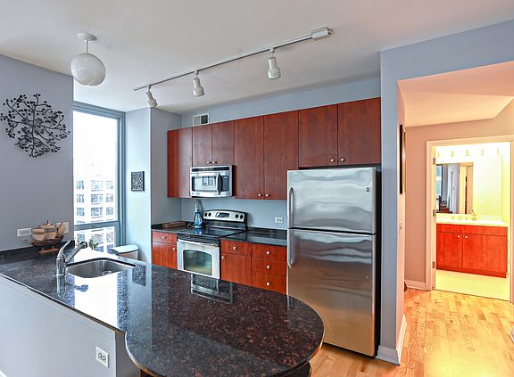 4th image of 565 W Quincy St Unit 1010