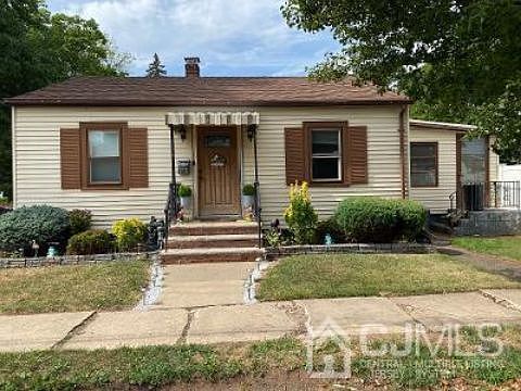 2nd image of 215 Fitzpatrick St