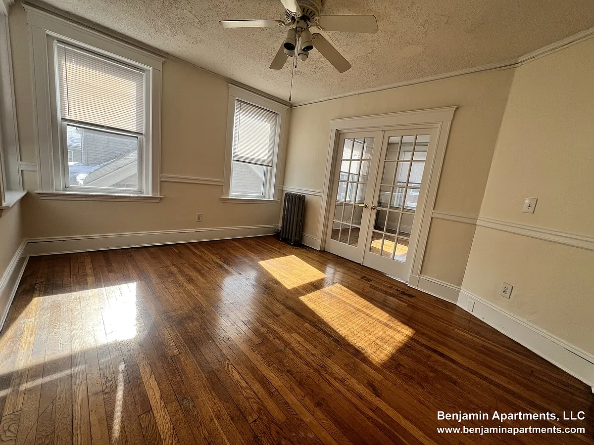 Building Photo - 8 Barrows St #5