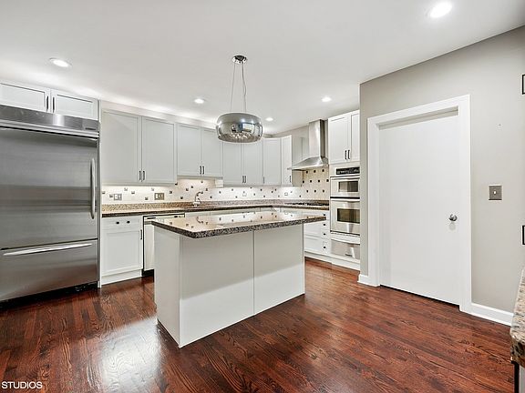 2nd image of 1439 S Prairie Ave Unit G