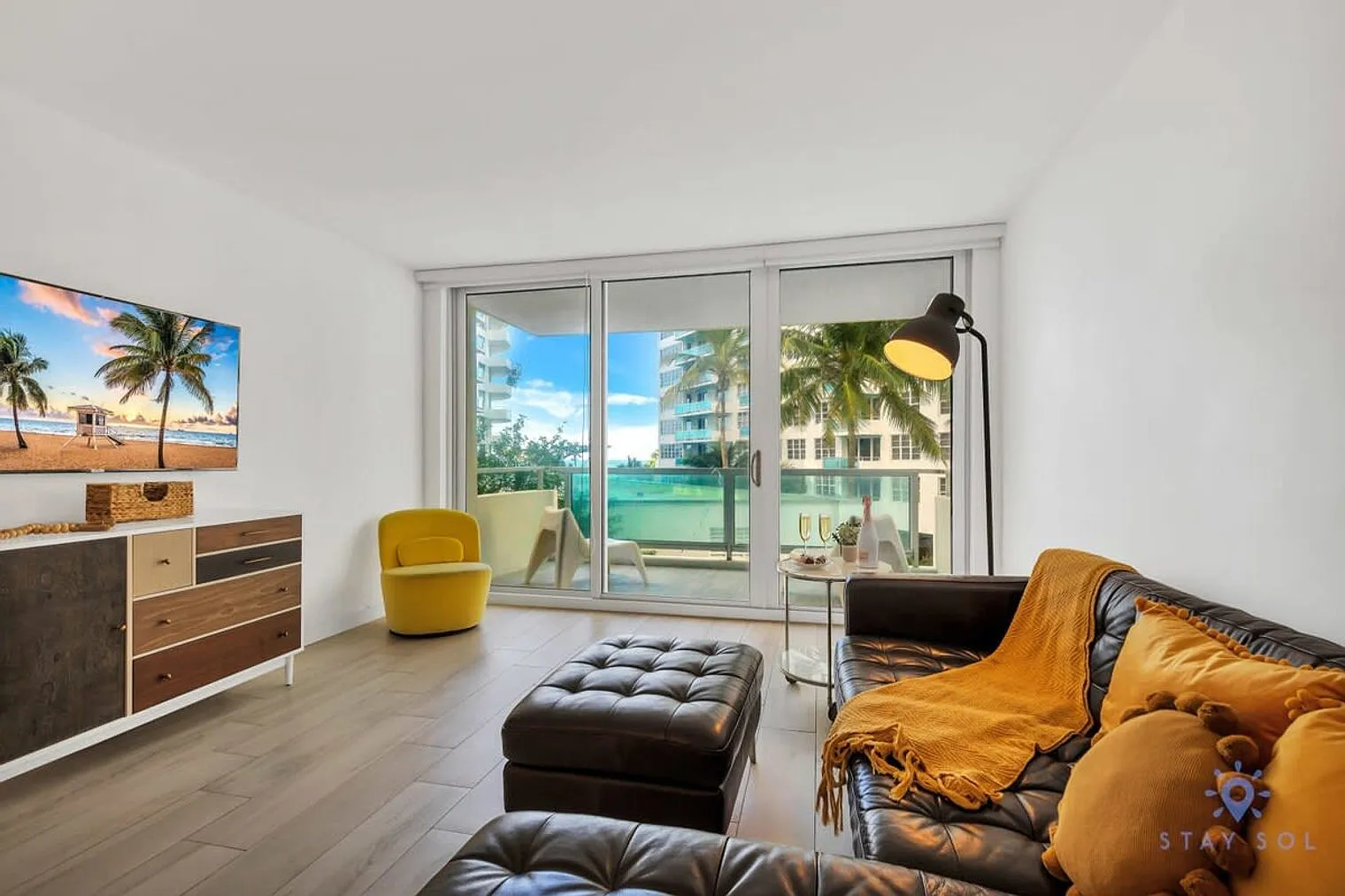 2 bed, 2.0 bath, 990 sqft, $3,468 — Photo 3
