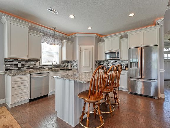 4th image of 205 Creekside Farms Way