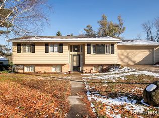 8342 Courtland Dr NE, Rockford, MI 49341