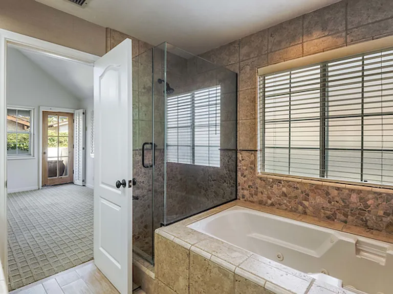 1524 Steinhart Ave — Photo 6