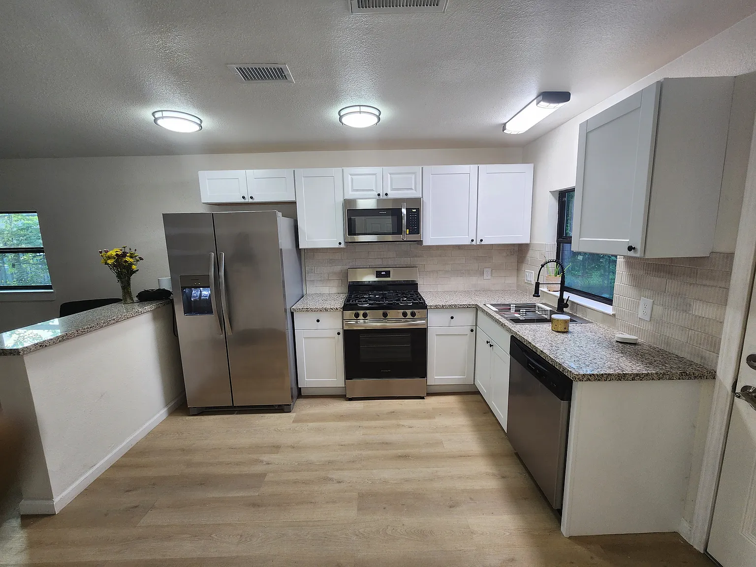 2 bed, 1000 sqft, $1,700 — Photo 3
