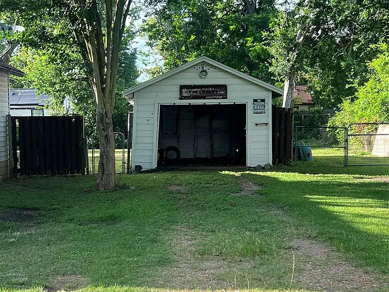 122 W Pecan Ln — Photo 2