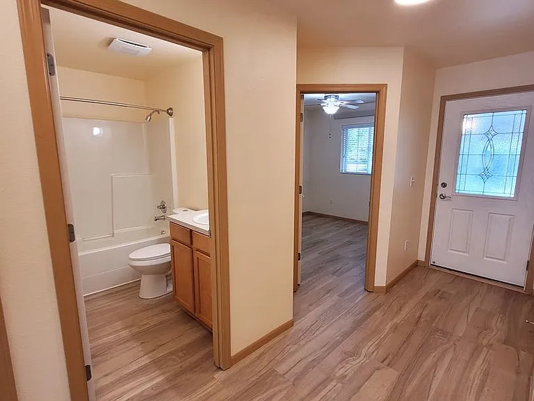 410 Holland Ave — Photo 17