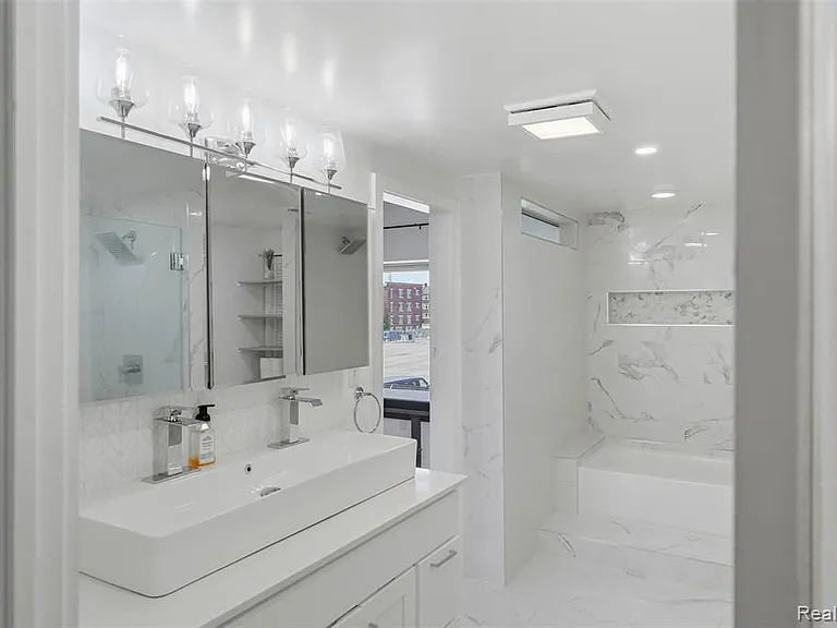 436 E Milwaukee St — Photo 14