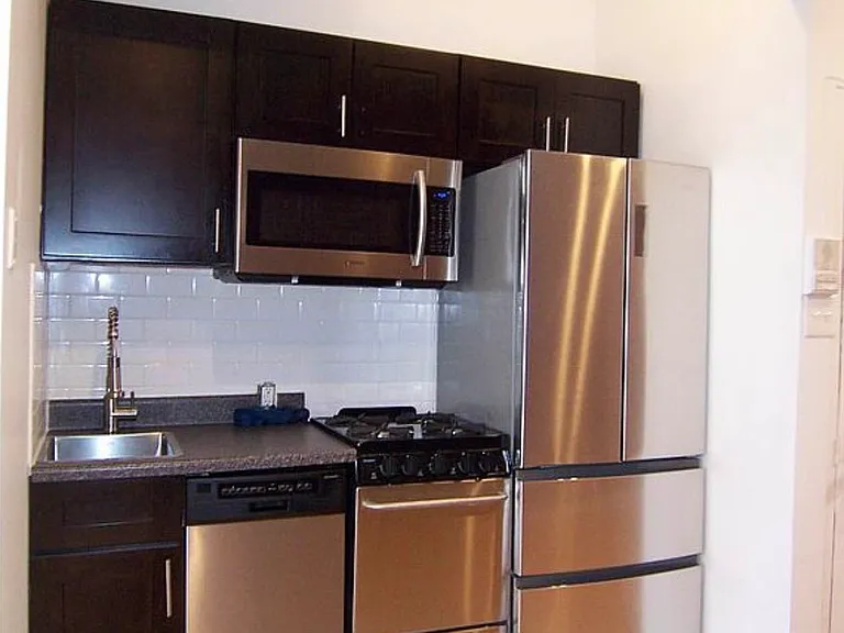 442 W 45th St #5E — Photo 3