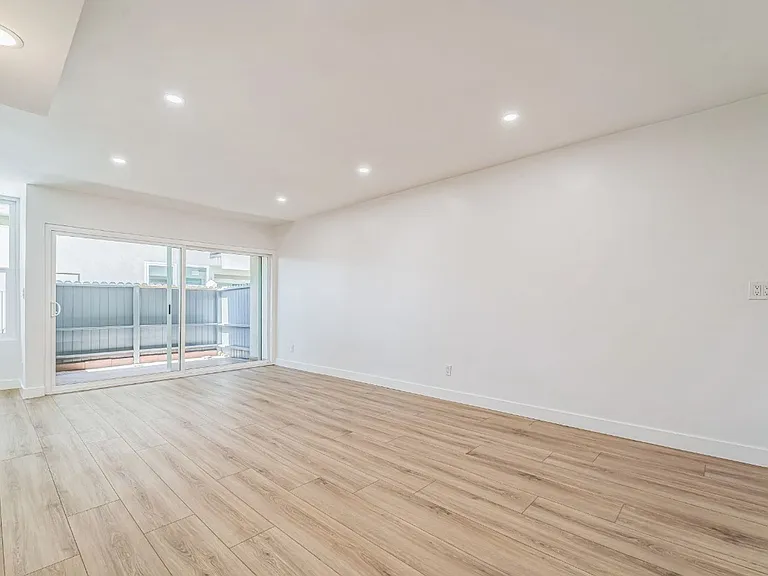 Embassy Terrace — Photo 10