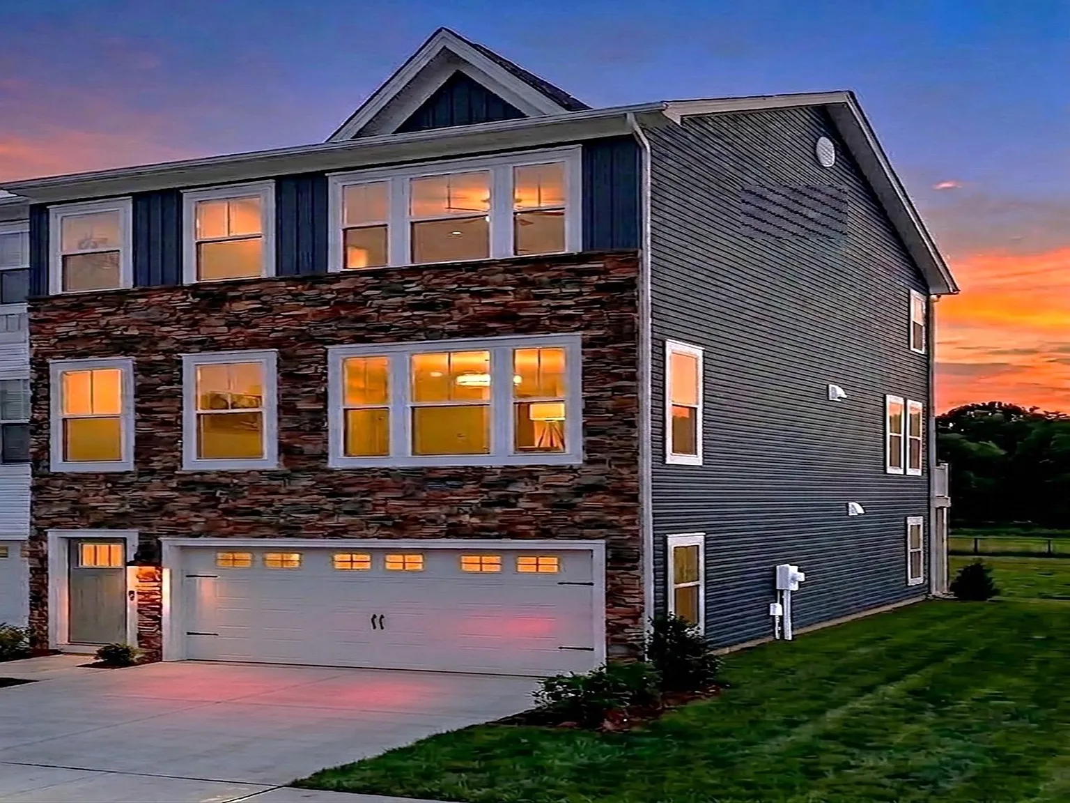 3 bed, 3.5 bath, 2280 sqft, $2,565 — Photo 1