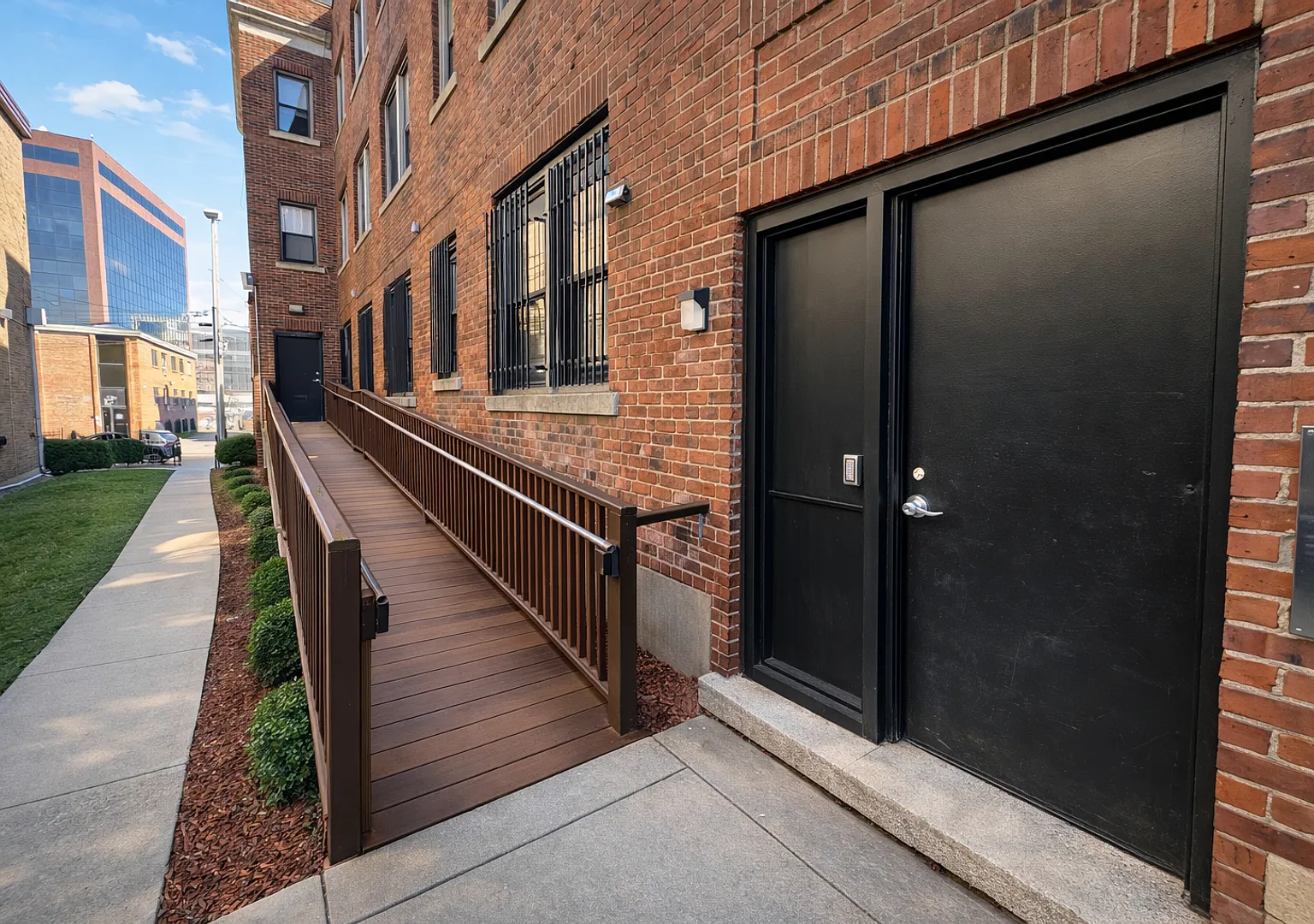 S0036 - 167 Seymour — Photo 3