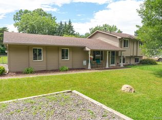 14302 Swanee Beach Dr, Fenton, MI 48430